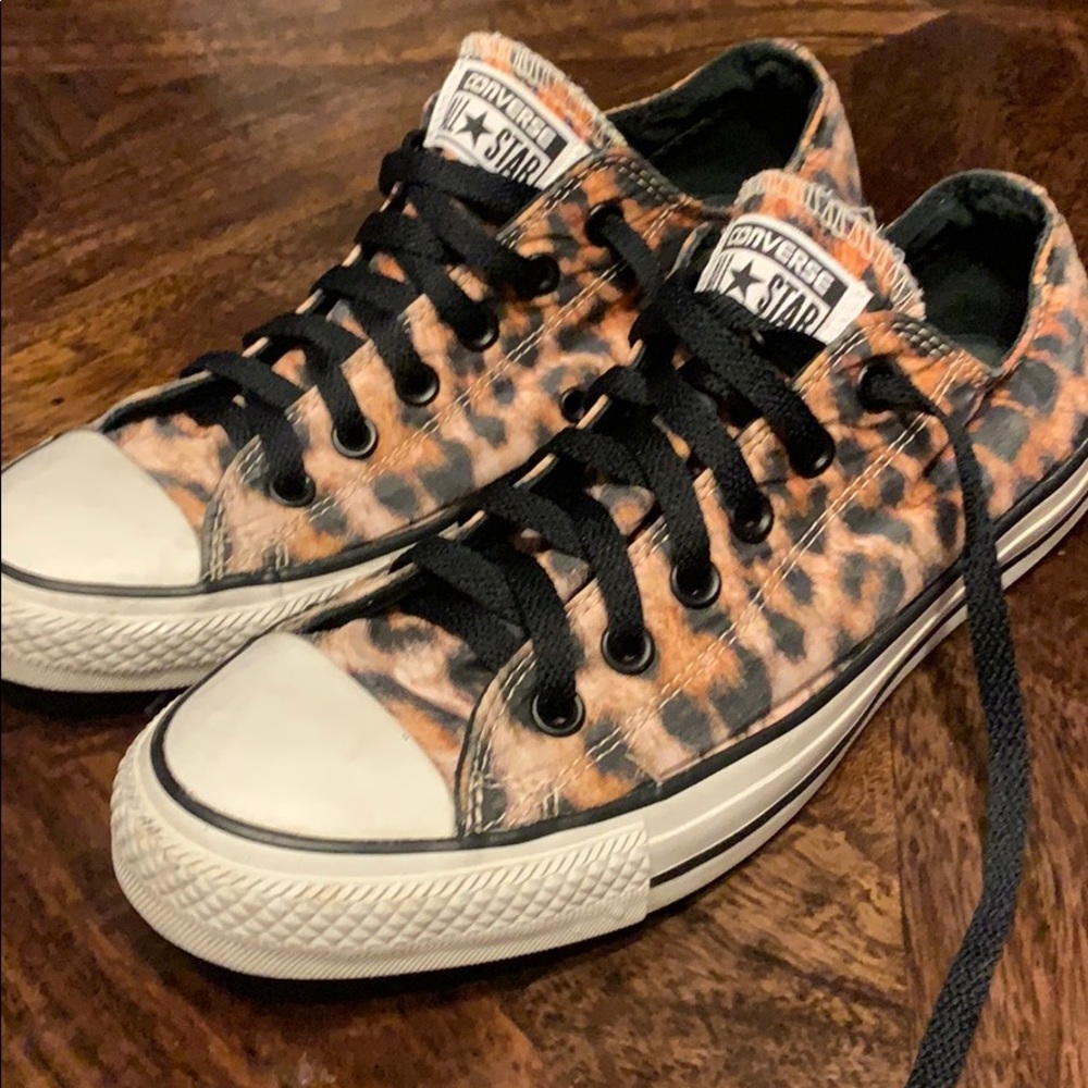 Leopard print Converse
